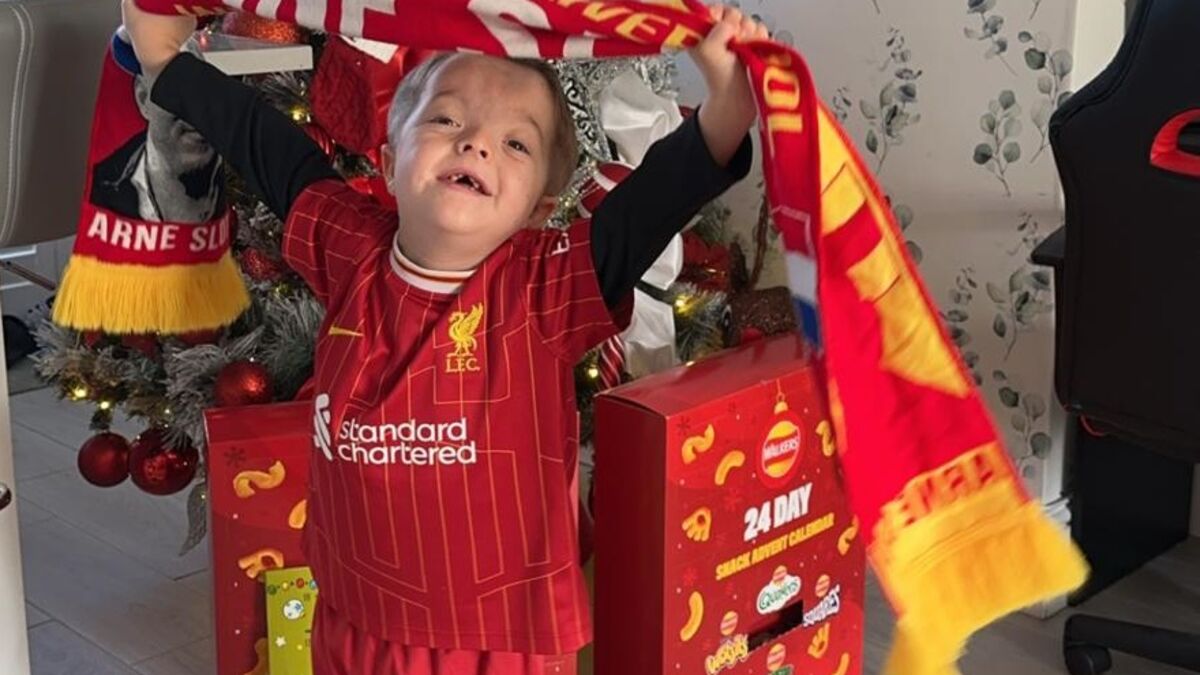 Liverpool - « On lui demande des photos » : Isaac, le jeune fan de Liverpool atteint d'une maladie rare, devient une star