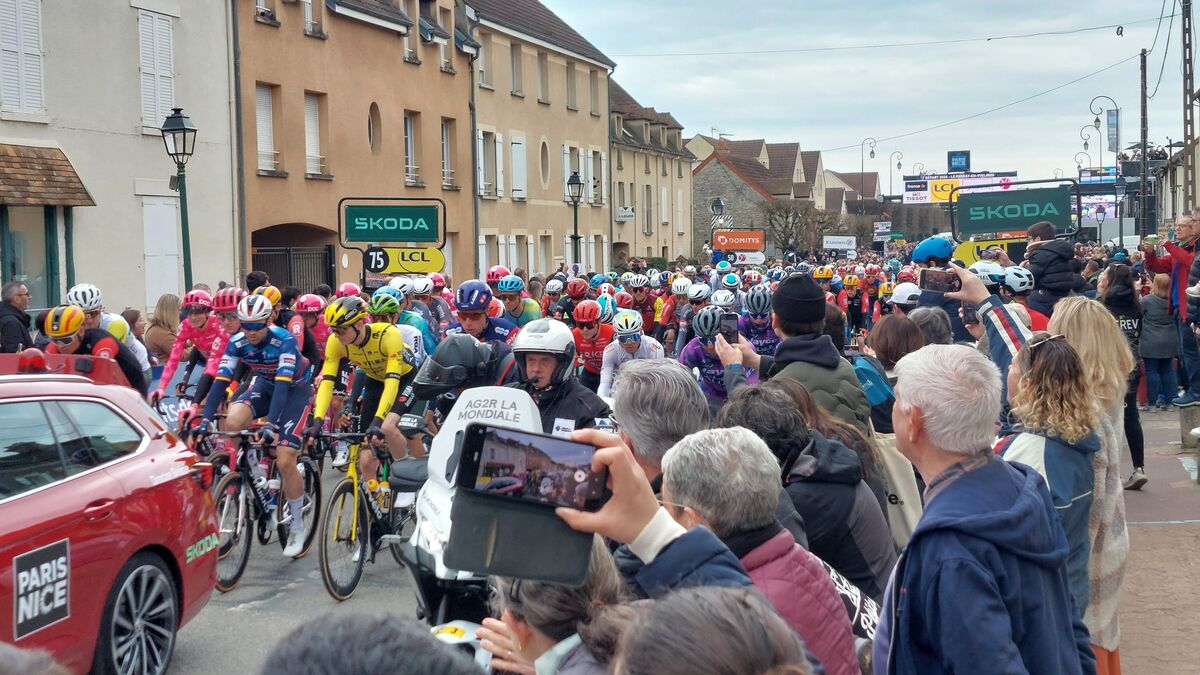 Paris-Nice - « L’événement Populaire Par Excellence » : Le Départ Du Paris-Nice, Entre Nostalgie Et Idolâtrie