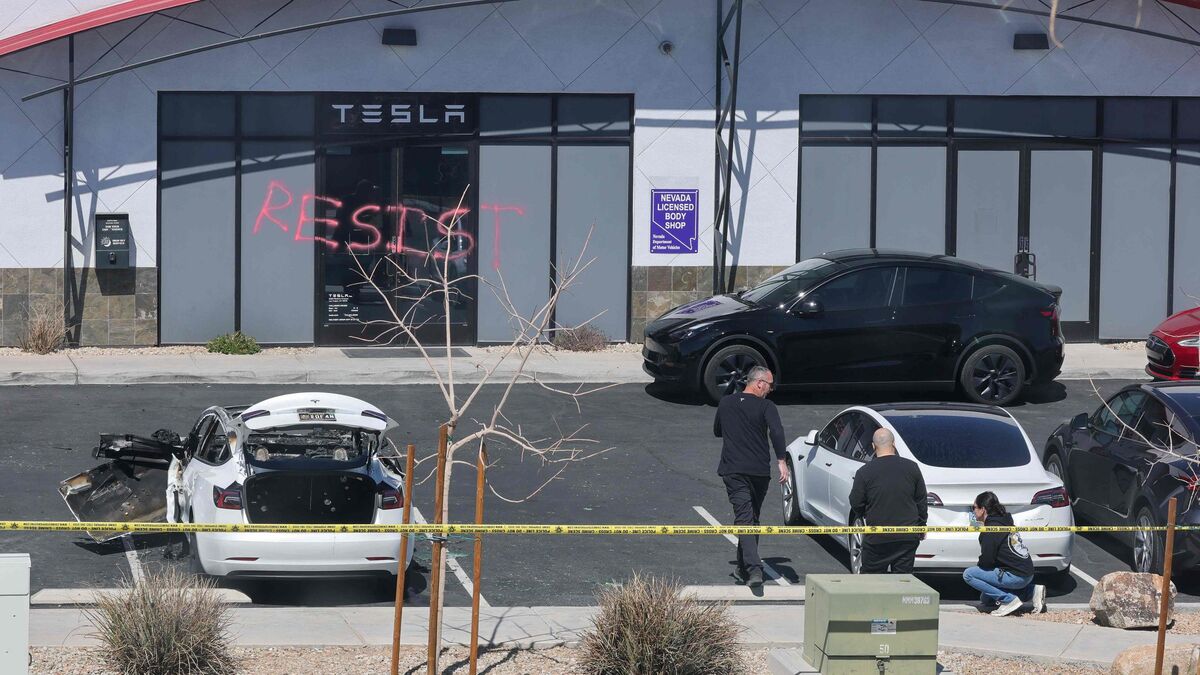 Voitures - Voitures Tesla Dégradées : La Ministre Américaine de la Justice Dénonce des Actes de « Terrorisme Intérieur »