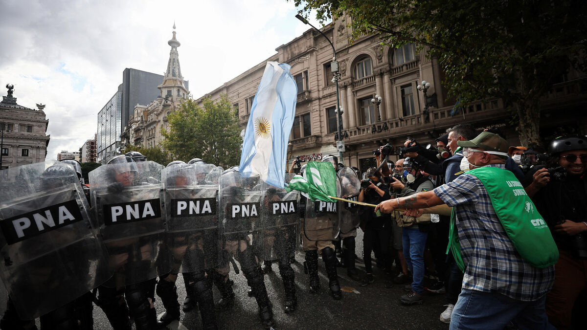 retraites - Argentine : Violents affrontements entre la police et les manifestants lors d'une marche pour les retraites