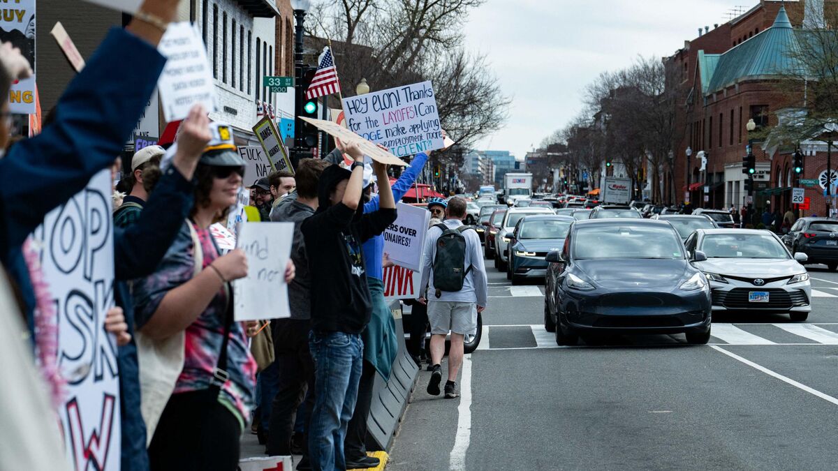 Tesla - Un homme fonce dans une foule de manifestants anti-Musk devant un concessionnaire Tesla en Floride
