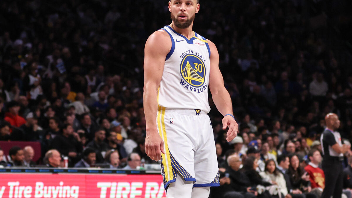 Panier - NBA : Le Nouveau Panier Incroyable De Stephen Curry Depuis Le Milieu Du Terrain