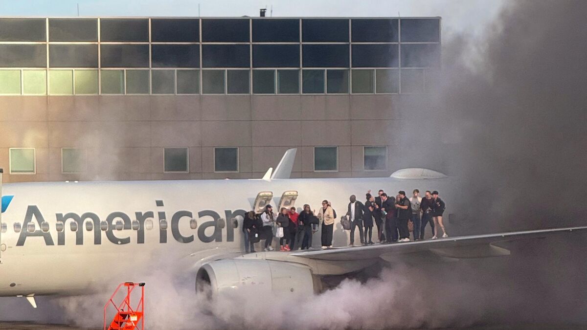 Avion - Des Passagers Se Réfugient Sur L’aile : Un Avion Prend Feu à L’Atterrissage Aux États-Unis