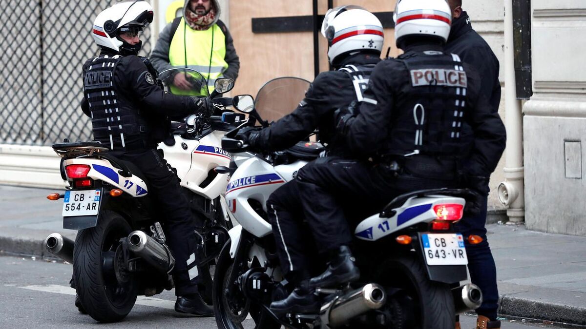conductrice - Une conductrice sans permis avec un bébé à bord percute un policier à moto lors d'un refus d'obtempérer
