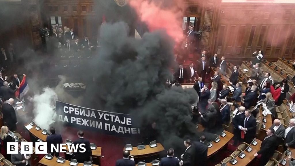 opposition - L'opposition serbe sous le feu des critiques pour une manifestation de fumigènes et de fusées éclairantes au Parlement