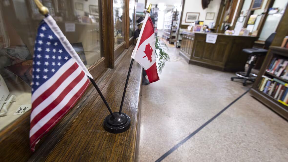 bibliothèque - Les États-Unis bloquent l'accès canadien à la bibliothèque emblématique de Stanstead, au Québec, selon des responsables.