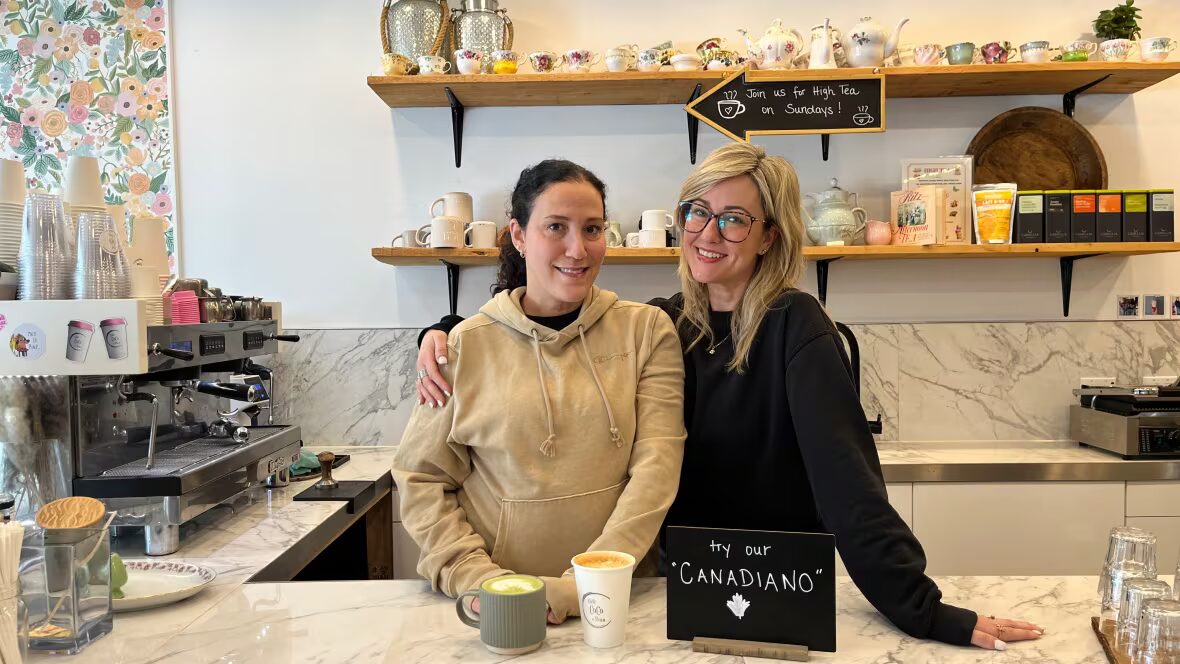 Canadiano - Americano ? Non. Découvrez un Canadiano dans ce café de Montréal alors que la guerre commerciale s'intensifie.