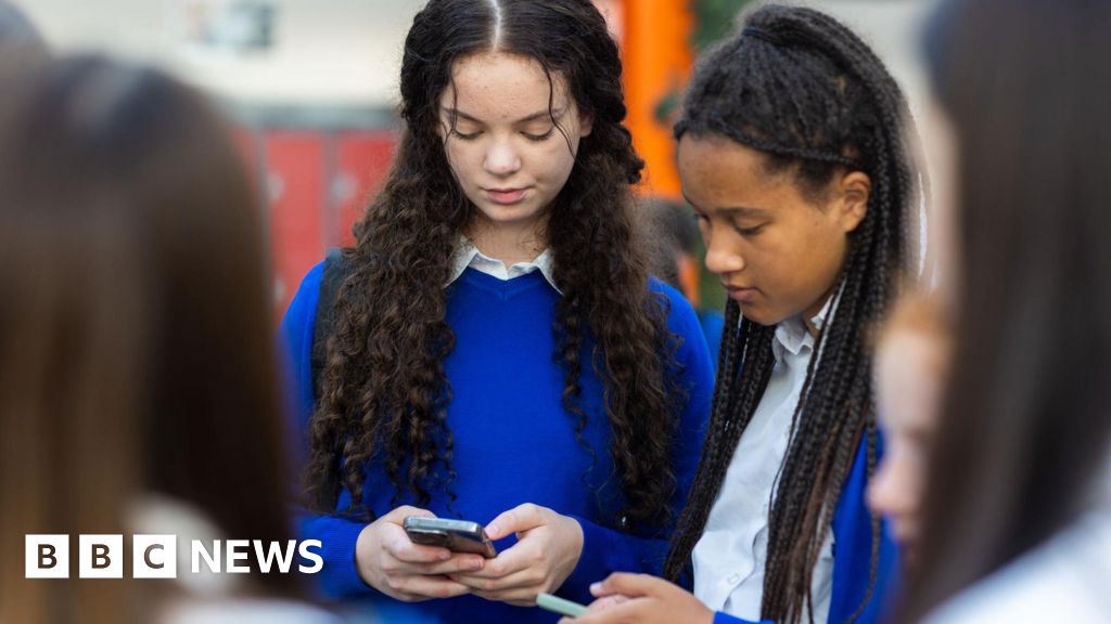 smartphones - Le projet d'interdiction des smartphones dans les écoles abandonné par le député