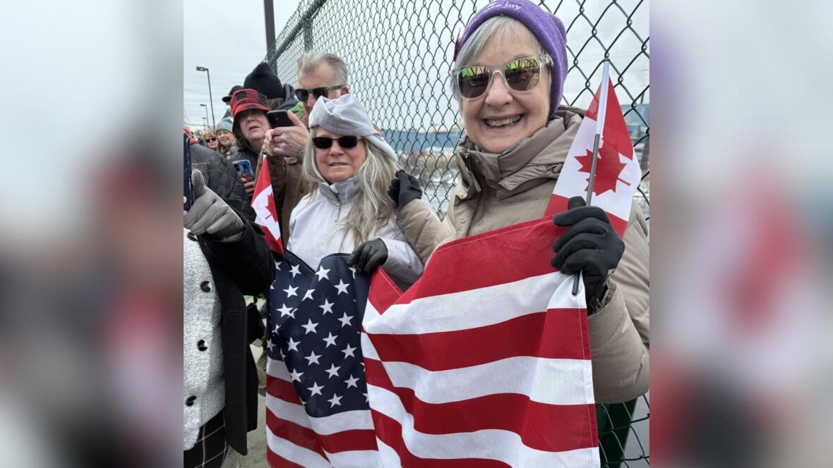 résidents - Les résidents de Fort Frances, Ont., et d'International Falls, Minn., se rassemblent à la frontière pour une démonstration d'unité