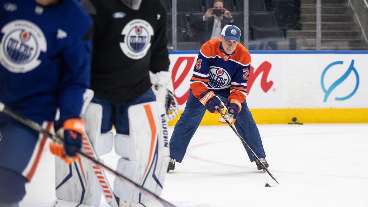 Oilers - Mark Carney, fan des Oilers, s'entraîne avec l'équipe avant le match à domicile de jeudi contre les Jets