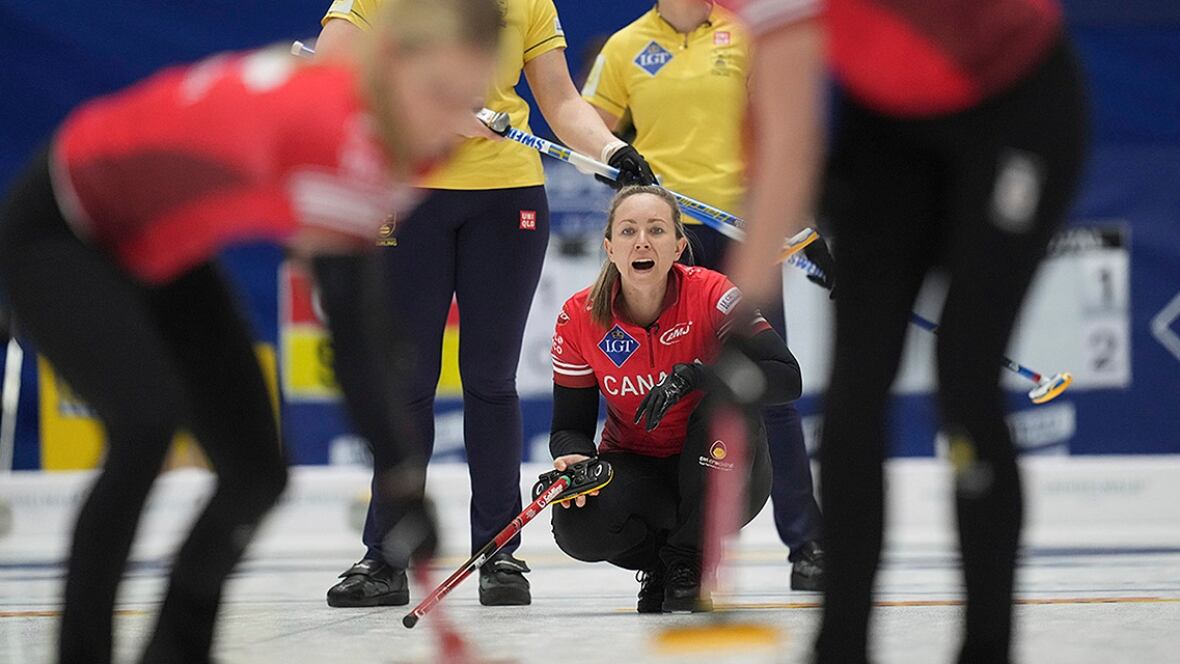 Championnat - Homan résiste à la Suédoise Hasselborg lors de la phase de round-robin aux Championnats du monde de curling féminin