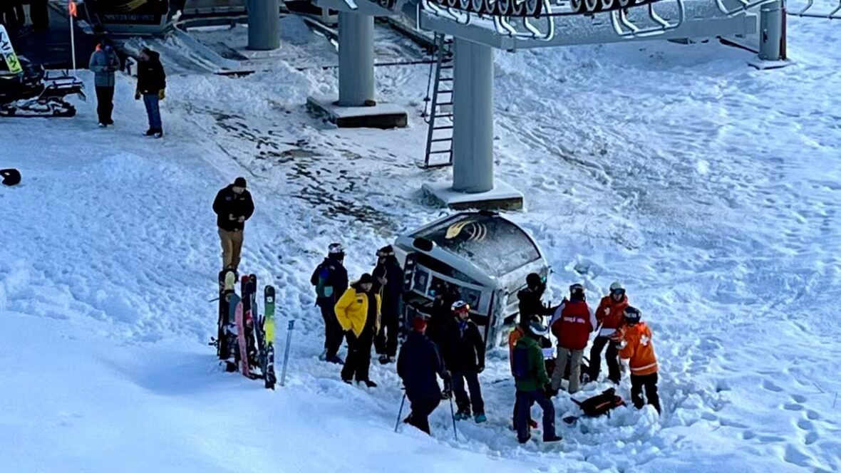 télécabine - La télécabine de ski de Golden, C.-B., s'écrase au sol
