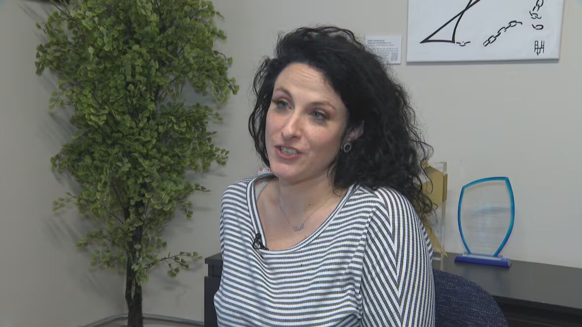 femme - Une femme ayant passé 16 jours en isolement extrême poursuit le gouvernement fédéral