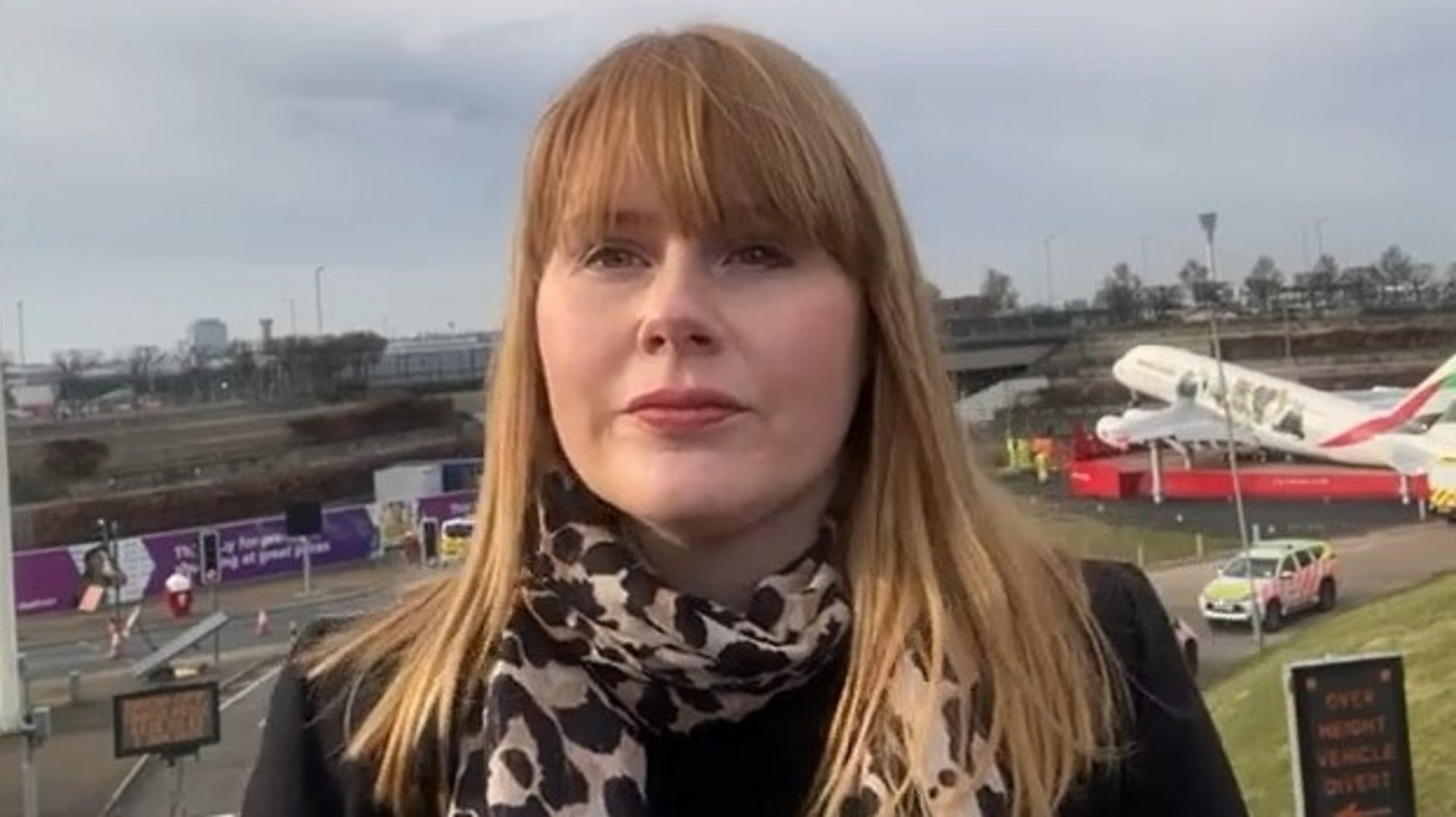 Fumée - Aperçu : Fumée âcre et pistes désertes - La scène à Heathrow