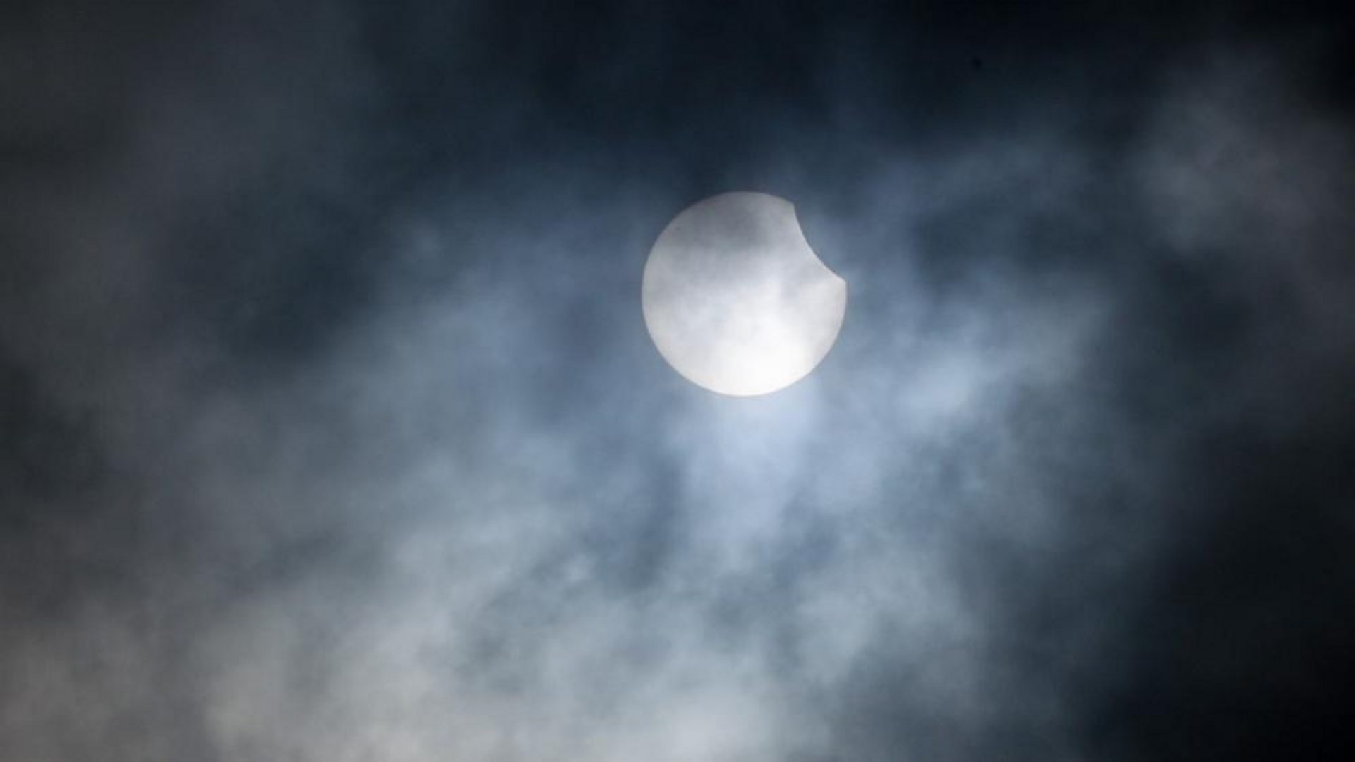 éclipse - Une éclipse partielle assombrit le ciel au Royaume-Uni et à l'étranger