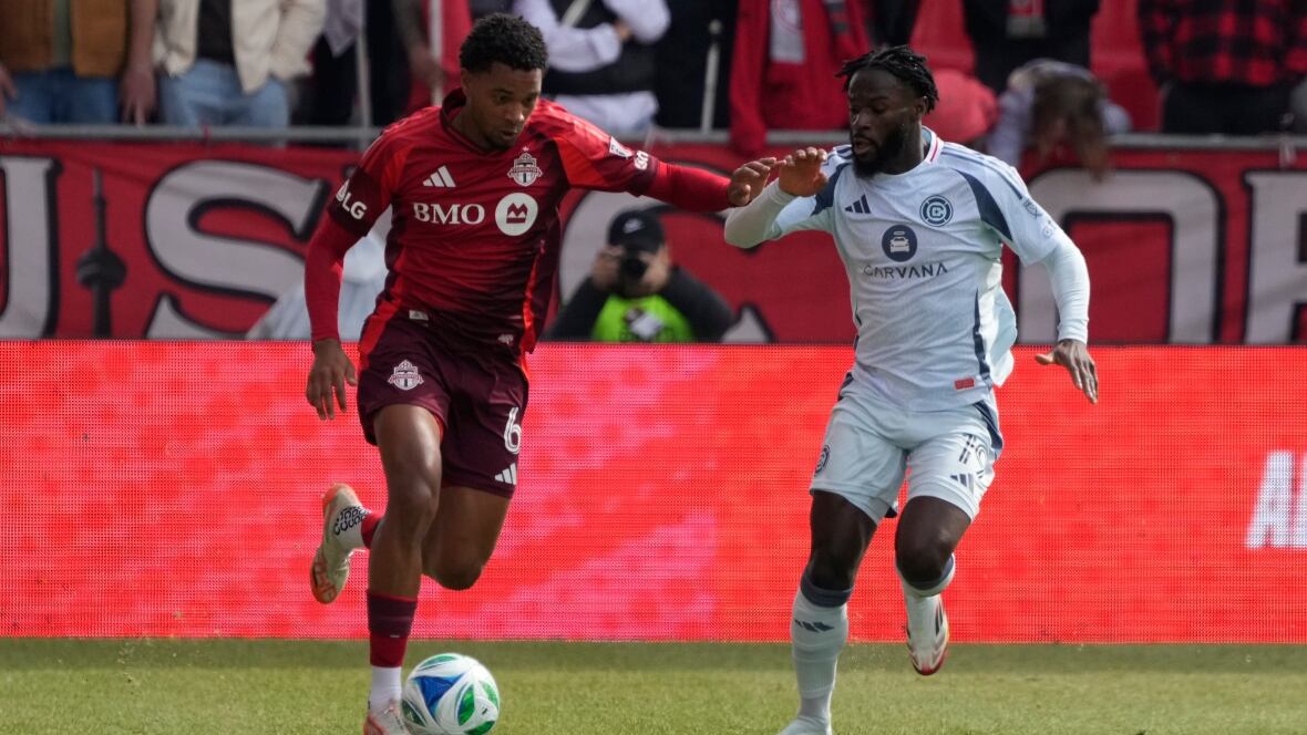 supporters - Des supporters huent l'hymne américain avant l'ouverture à domicile du Toronto FC contre Chicago au BMO Field
