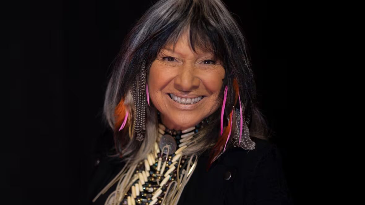 Ordre - Buffy Sainte-Marie Rend Son Ordre du Canada, Affirme Qu'elle N'a Jamais Négation Sa Citoyenneté Américaine