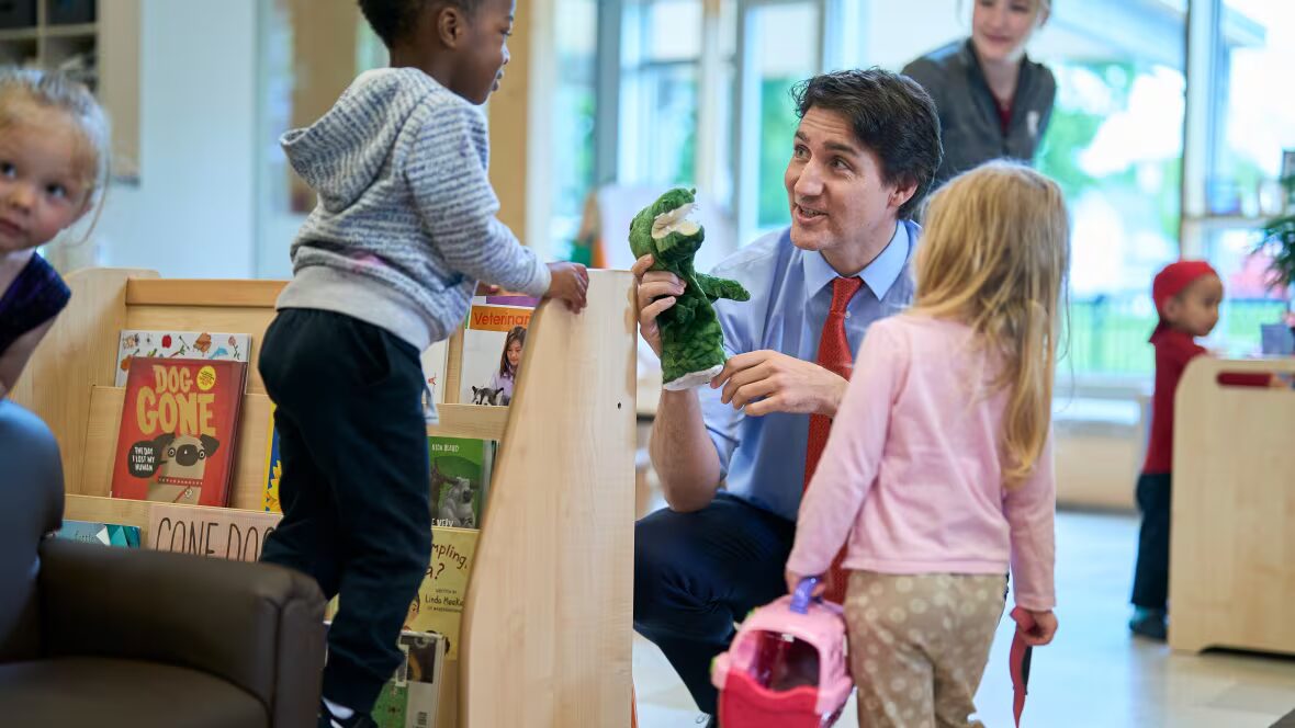 dollars - Trudeau Annonce 20 milliards de dollars en accords de garde d'enfants avec 10 provinces et territoires