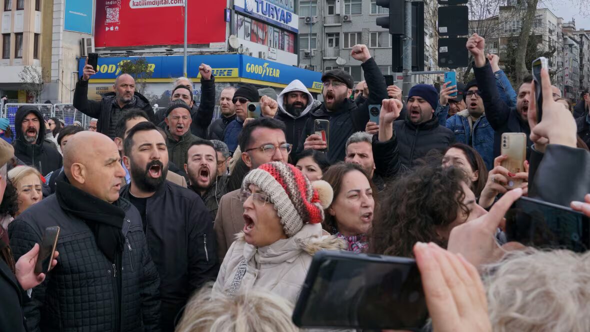 Turquie - La Turquie arrête des dizaines de personnes suite à des publications sur les réseaux sociaux concernant le maire d'Istanbul détenu.