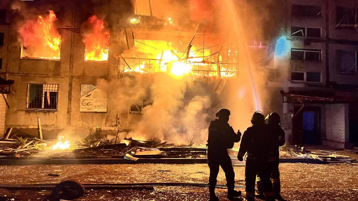 frappes - Au moins 14 morts et des dizaines de blessés dans les frappes russes sur l'Ukraine, selon Kyiv