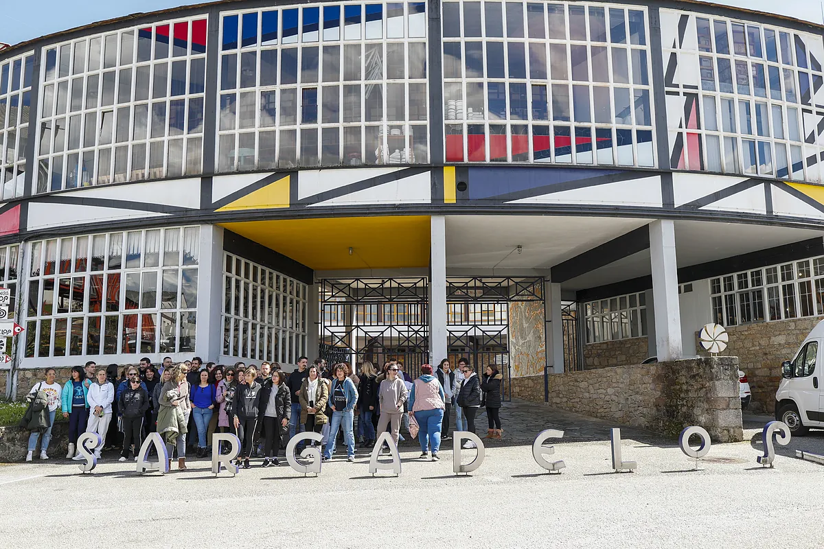 propriétaire - Le propriétaire de Sargadelos annonce à la équipe la réouverture sans licenciements après l'intervention de la Xunta dans le conflit