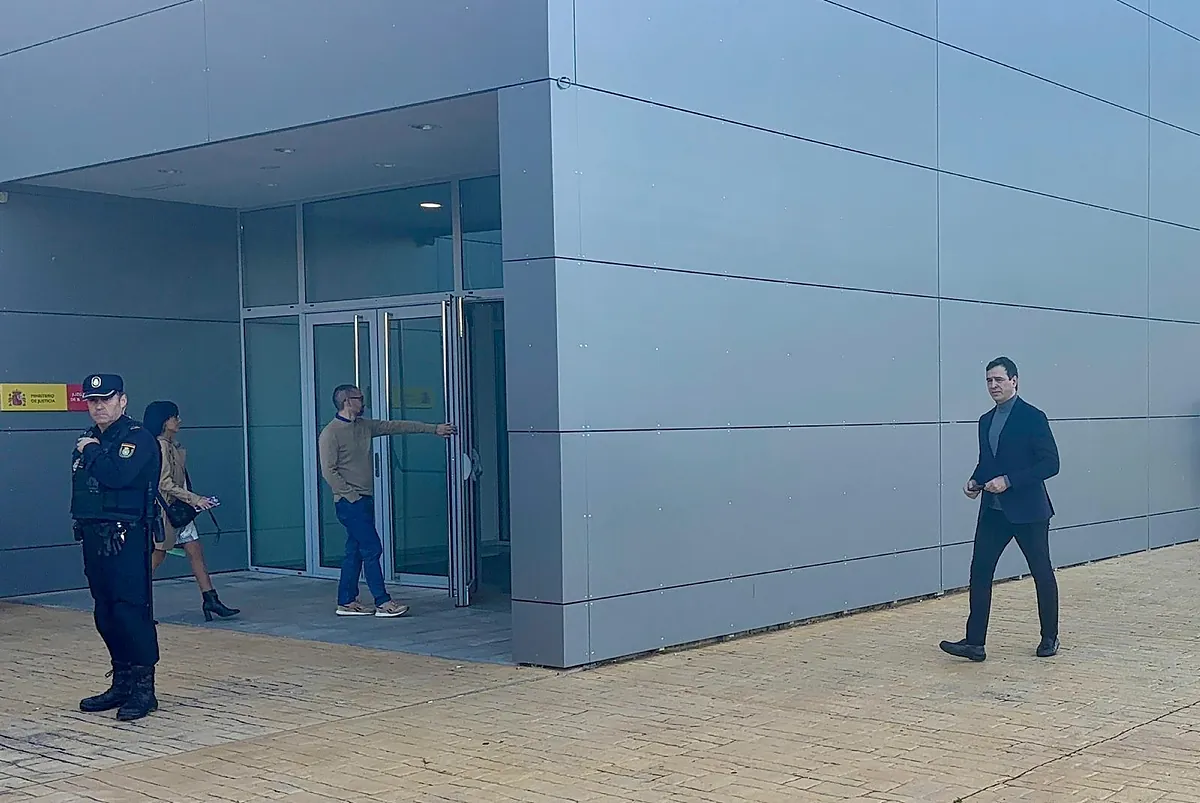 tribunal - Le frère de Sánchez se présente au tribunal par la porte principale pour témoigner en tant qu'inculpé pour deux nouveaux délits