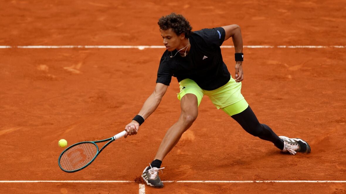 victoire - Diallo du Canada se bat pour une victoire surprise contre Dimitrov et accède aux quarts de finale de l'Open de Madrid