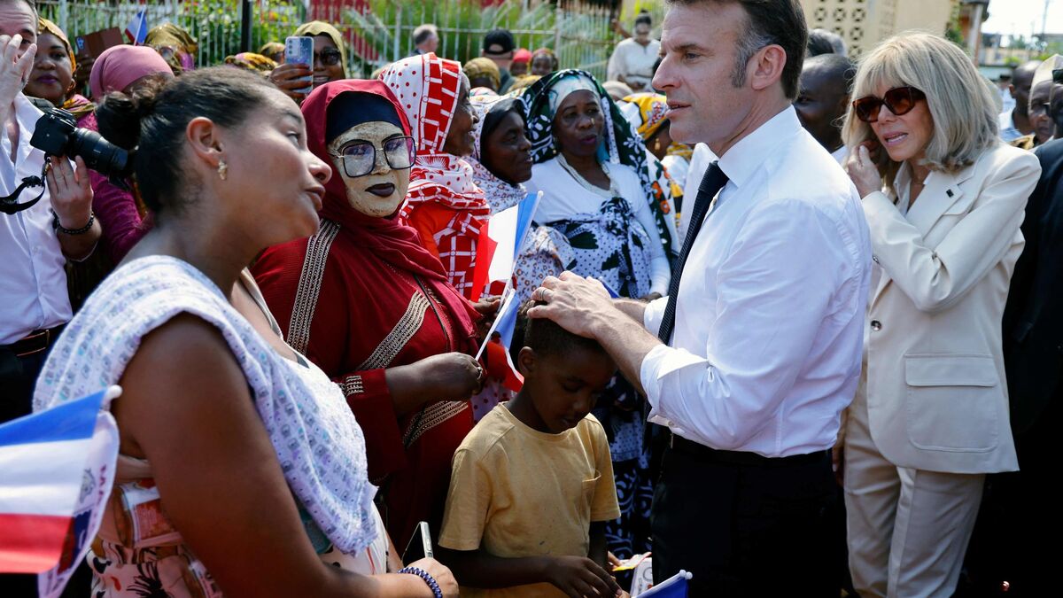 Mayotte - « Un coup d'accélérateur » : À son arrivée à Mayotte, Emmanuel Macron s'engage à entrer dans la phase de « refondation »