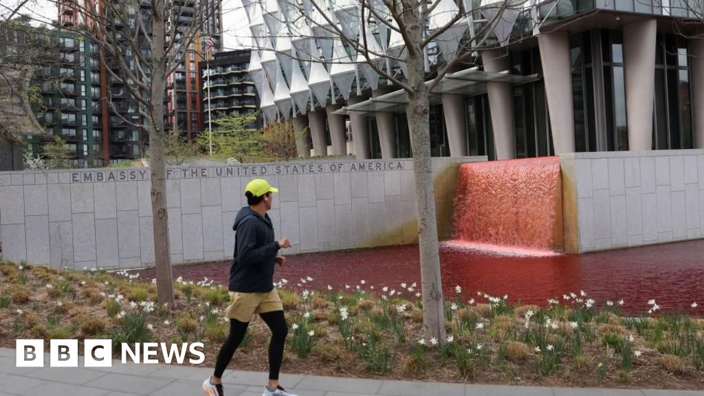 Arrestation - Arrestation du directeur de Greenpeace UK suite à une protestation avec de la teinture rouge devant l'ambassade des États-Unis