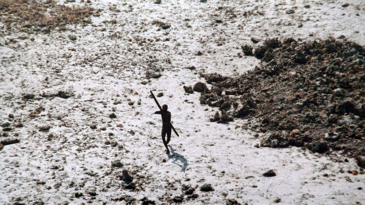 Coca - Noix de coco, canette de Coca et sifflements : un influenceur arrêté pour avoir tenté d'approcher une tribu isolée.