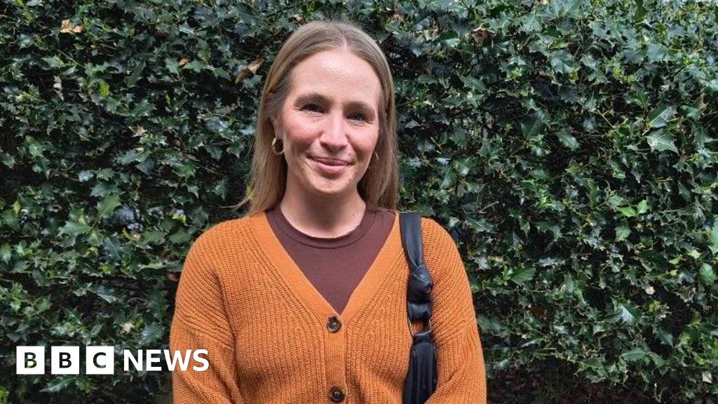 endométriose - Une femme s'effondre de douleur à cause de l'endométriose