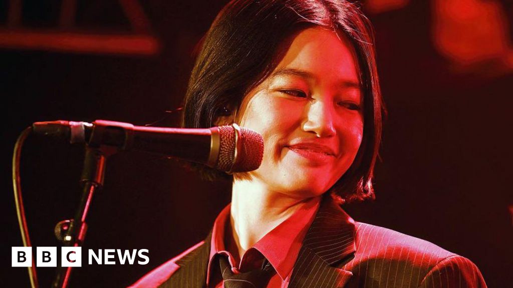 célébrité - Chloé Qisha : La pop star montante qui trouve la célébrité au bon moment