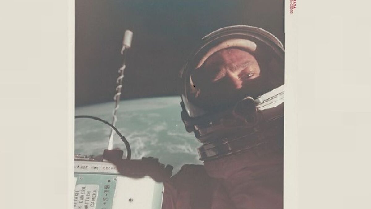 selfie - « C'était le premier selfie dans l'espace » : des photos historiques de la NASA mises aux enchères
