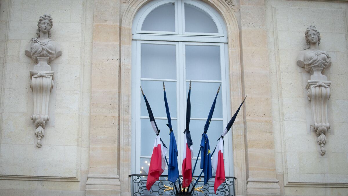Pape - Drapeaux en berne après la mort du Pape : principe de « laïcité » ou hommage diplomatique ? 5 minutes pour comprendre la polémique.