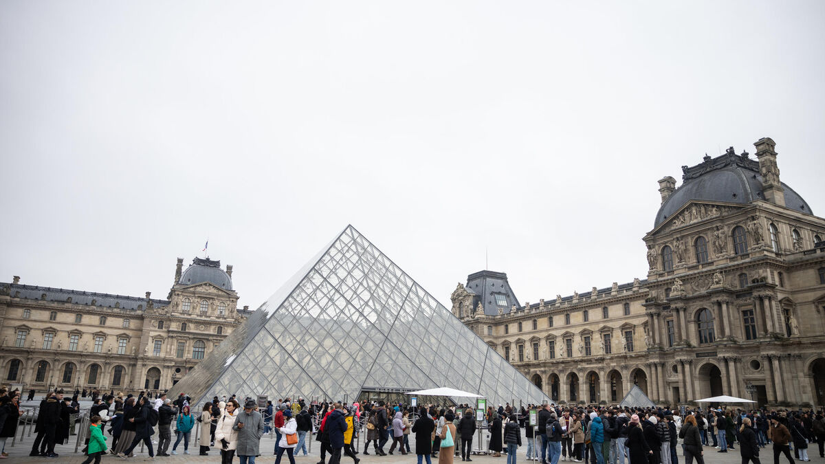 Donald - Deux Youtubeurs allemands installent illégalement un portrait de Donald Trump au musée du Louvre, près de la Joconde