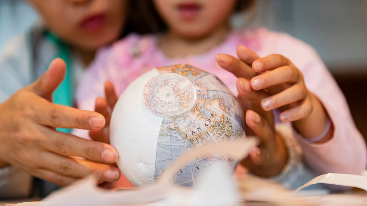 Vacances - Vacances de Pâques en Île-de-France : à la BnF, les enfants créent leur globe géant