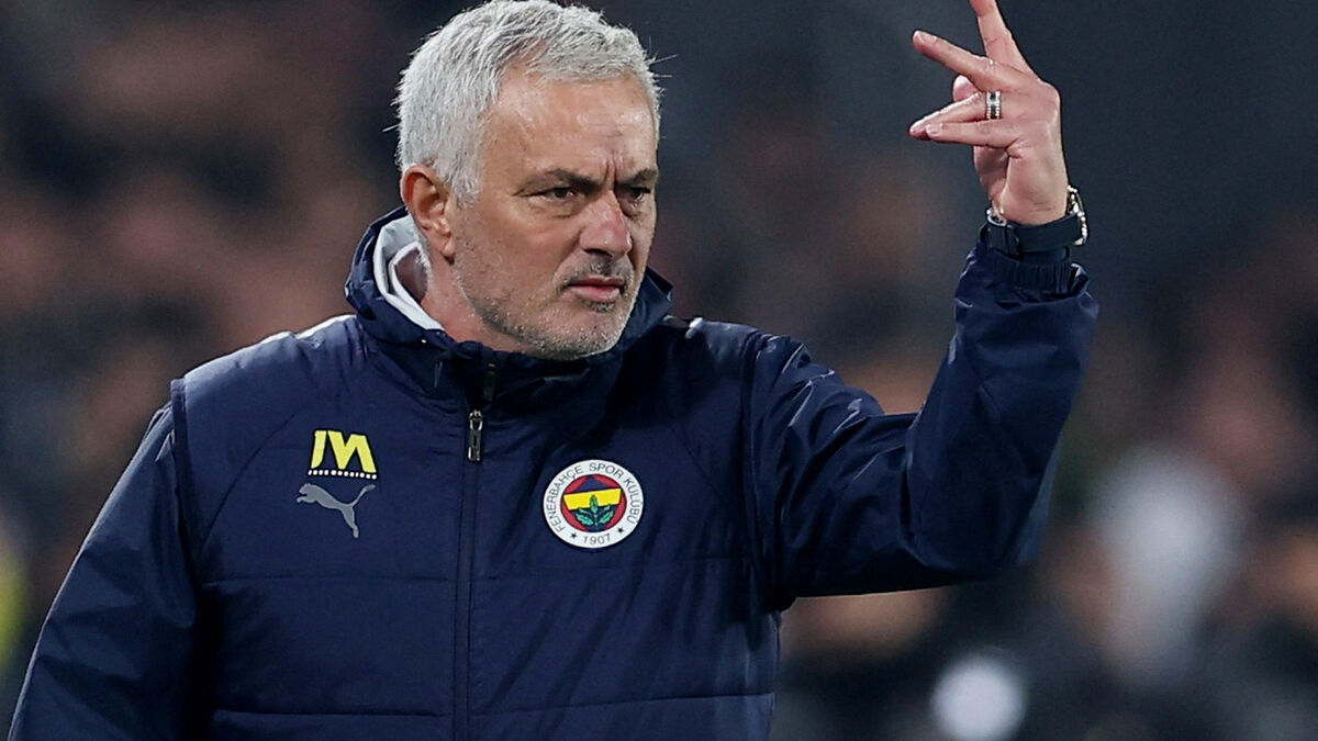 Mourinho - Football : L’incident choquant de José Mourinho qui pince le nez de l’entraîneur adverse lors du Derby d'Istanbul
