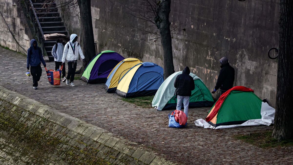 Migrants - Paris : Évacuation des Migrants Installés Sur Les Quais De Seine