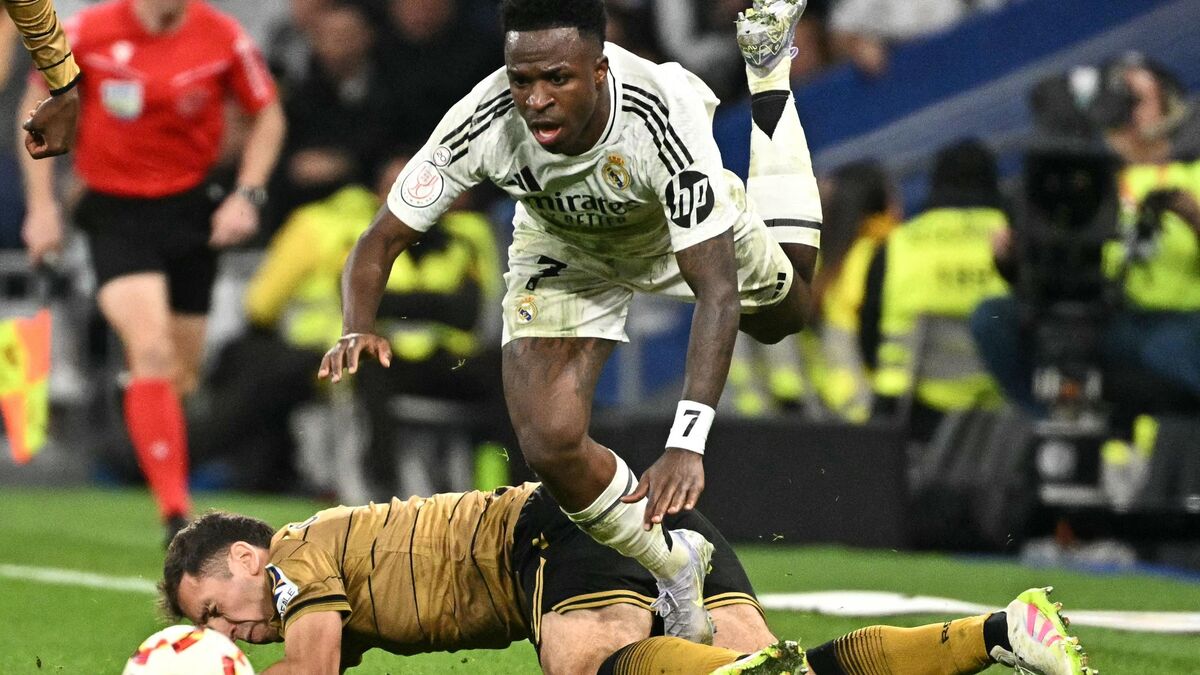 Vinicius - Real Madrid - Real Sociedad : Tacles sur Vinicius, Hors-jeu de Mbappé… Polémiques à Gogo Après la Demi-Finale de la Coupe du Roi