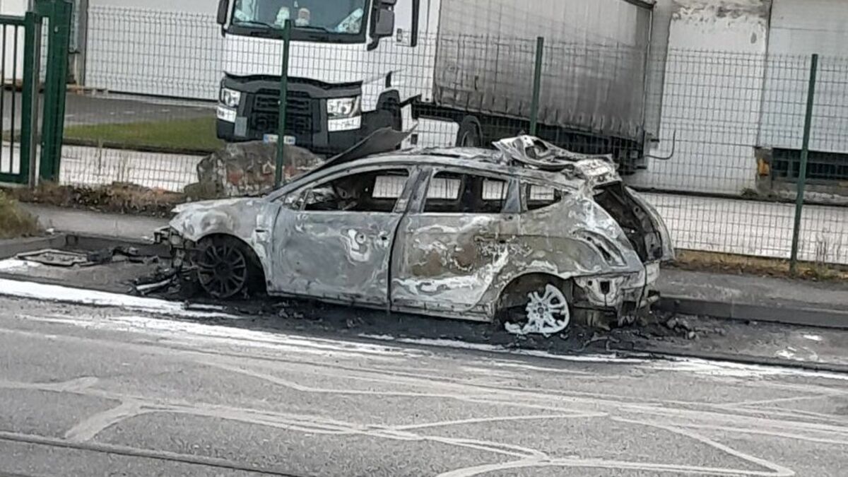 voiture - Un tag « Ddpf » découvert sur un mur de la prison Lyon-Corbas, une voiture brûlée à proximité