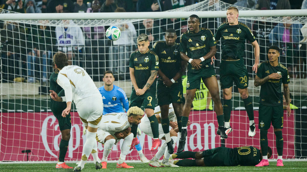 Giroud - Football : Découvrez la vidéo du premier but d’Olivier Giroud en MLS avec Los Angeles, marqué sur un sublime coup franc