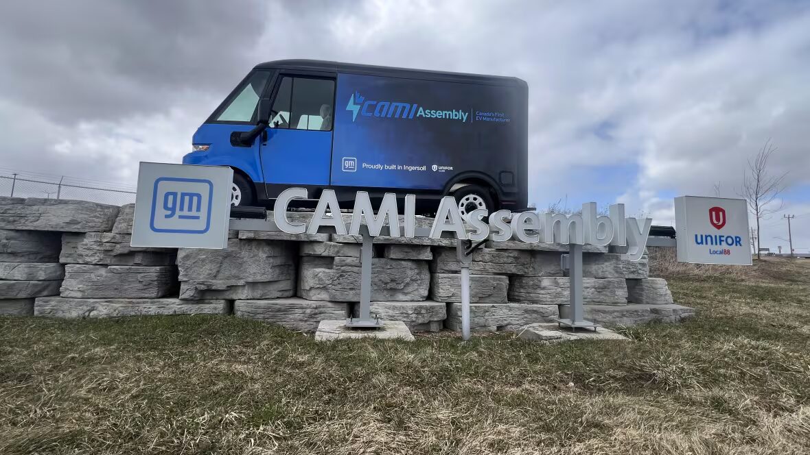 travailleurs - Des centaines de travailleurs licenciés à l'usine d'assemblage d'Ingersoll, en Ontario, alors que GM suspend la production
