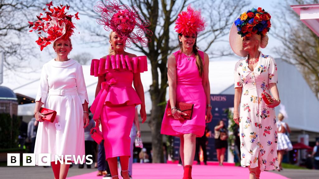 Dames - Des milliers de personnes profitent du temps magnifique lors de la Journée des Dames à Aintree