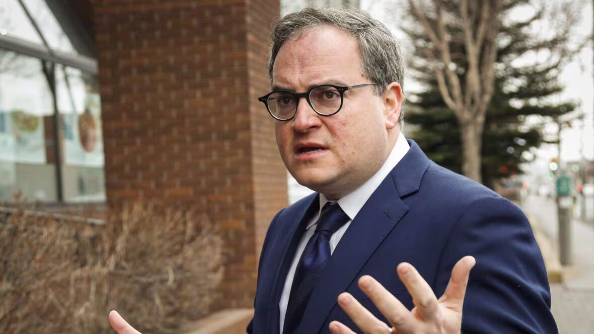 propriétaire - Le propriétaire de Rebel News, Ezra Levant, était un 'mentor' pour Poilievre, selon un auteur