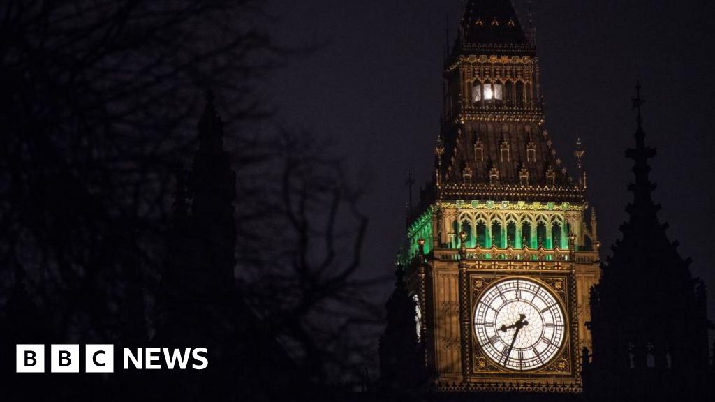 Big - Lumière de Big Ben allumée pour commémorer l'anniversaire de la guerre