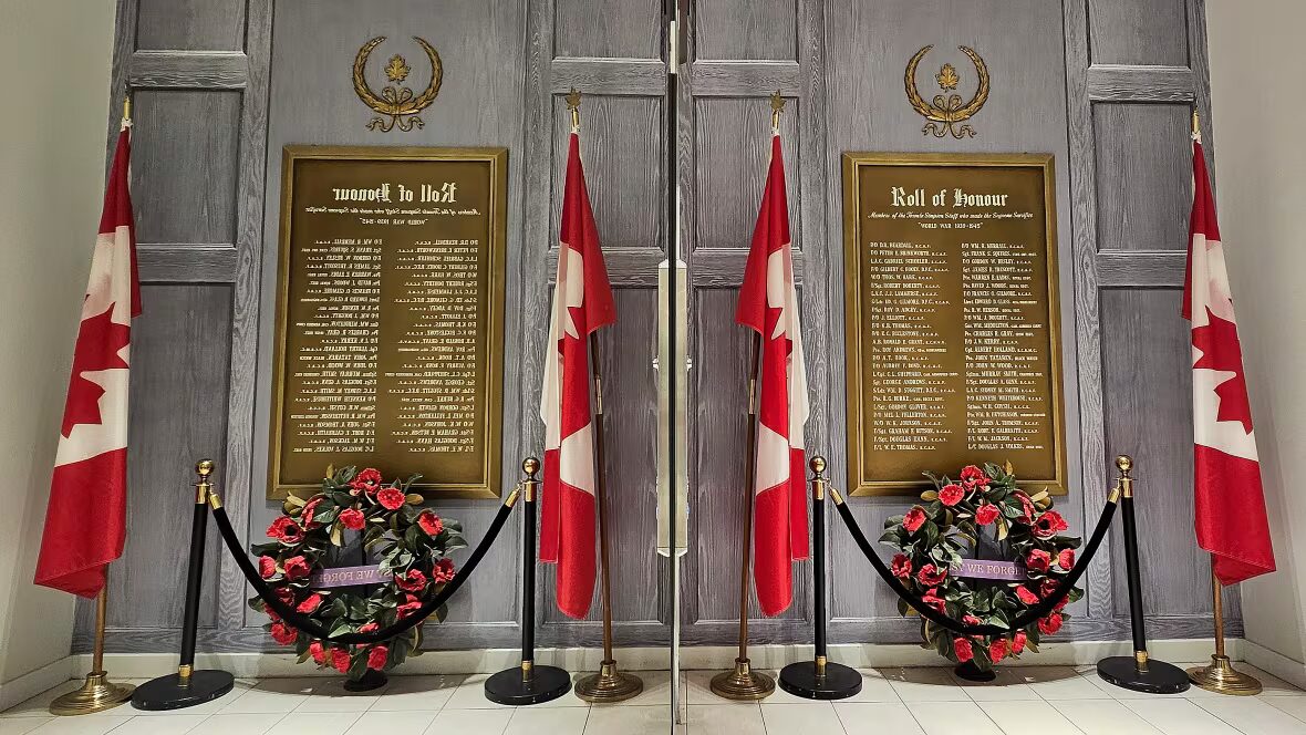 avocat - Un avocat s'efforce de sauver les mémoriaux de guerre des magasins Hudson's Bay à Toronto et Calgary