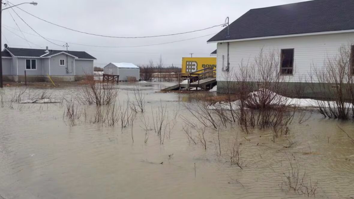 inondations - La Première Nation de Kashechewan dans le Nord de l'Ontario évacue des dizaines de personnes face à la menace d'inondations printanières
