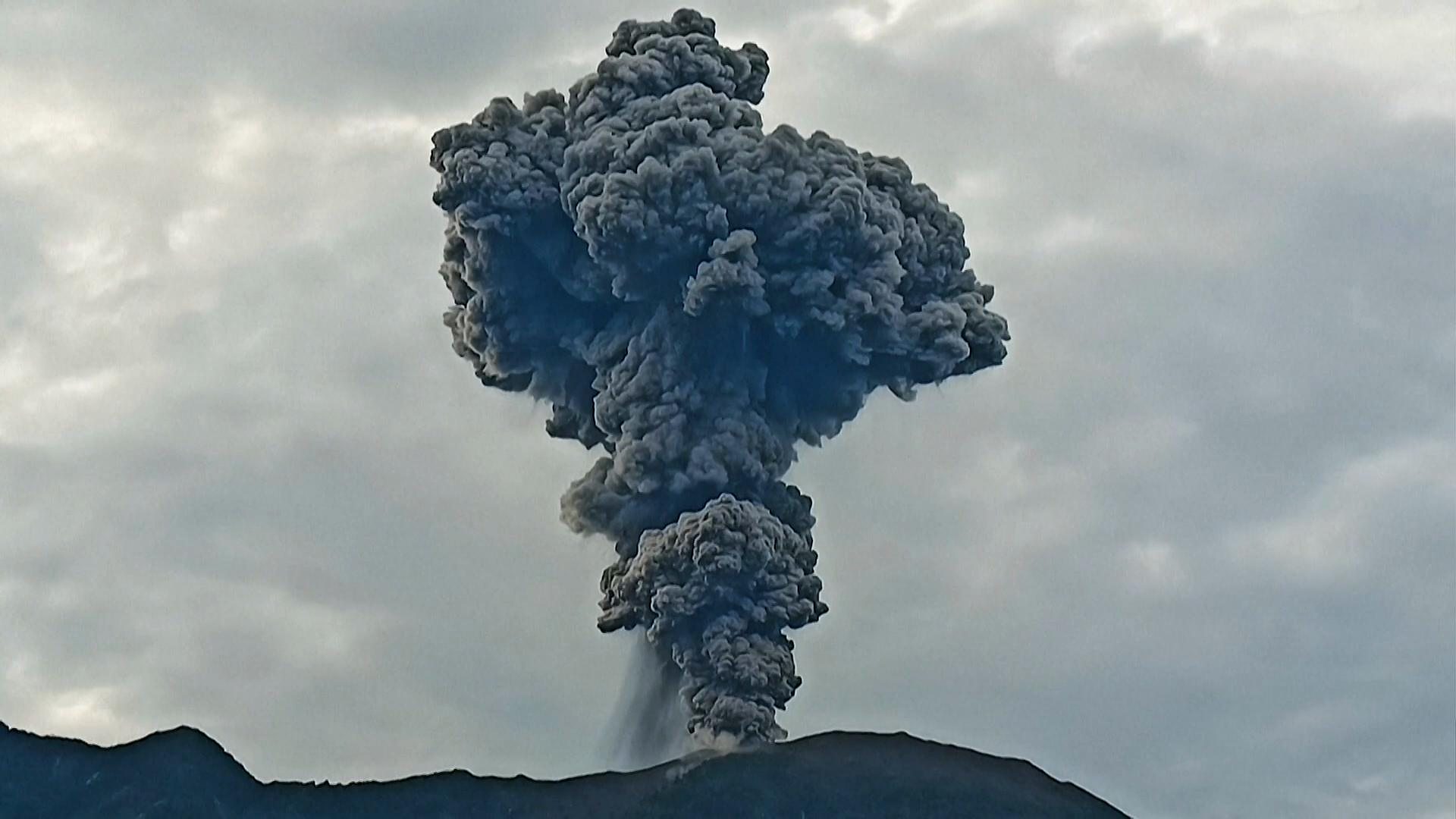 volcan - L'éruption du volcan en Indonésie crée une énorme colonne de cendres