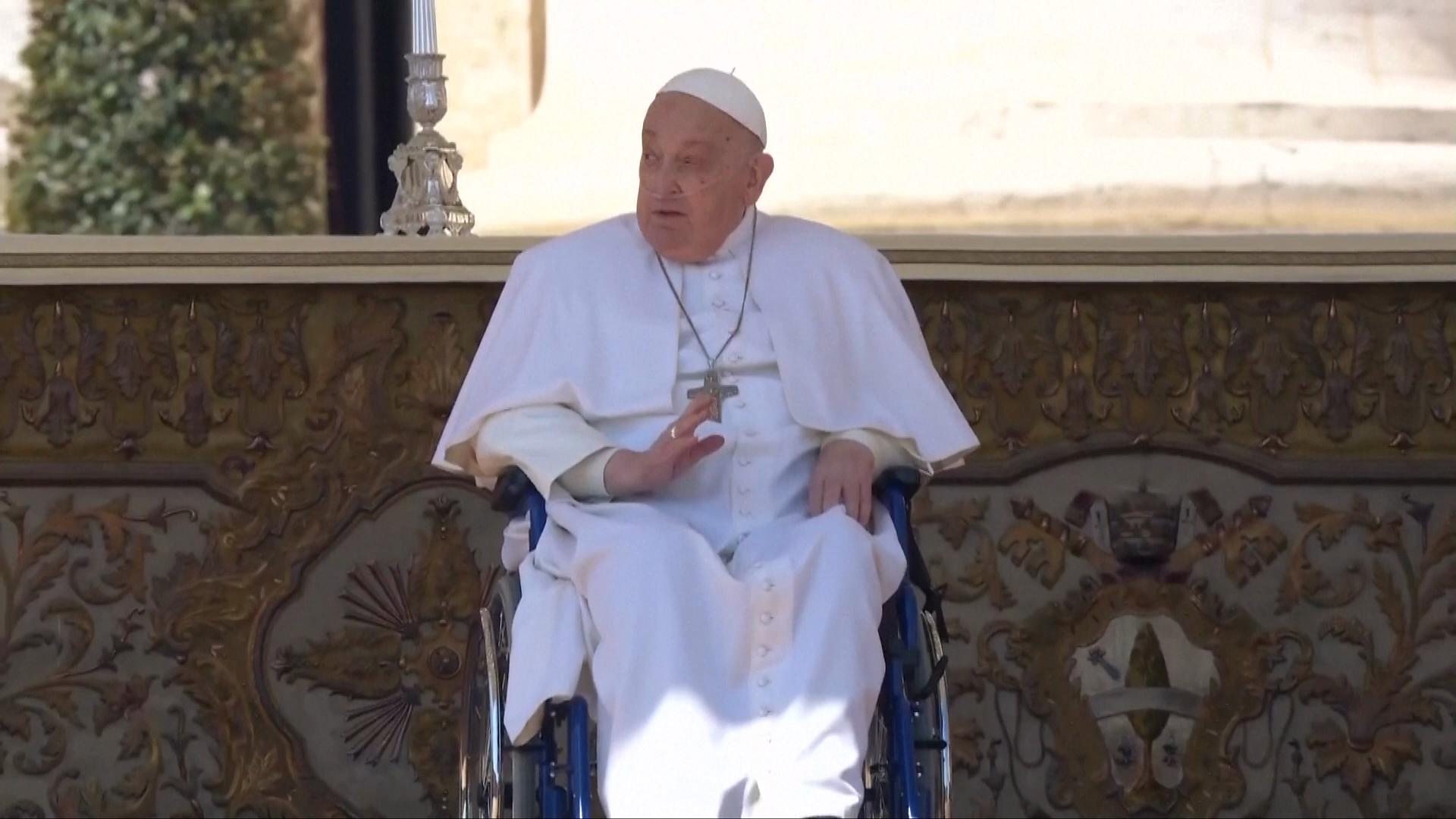 pape - Le pape François salue la foule lors de sa première apparition publique depuis sa sortie de l'hôpital