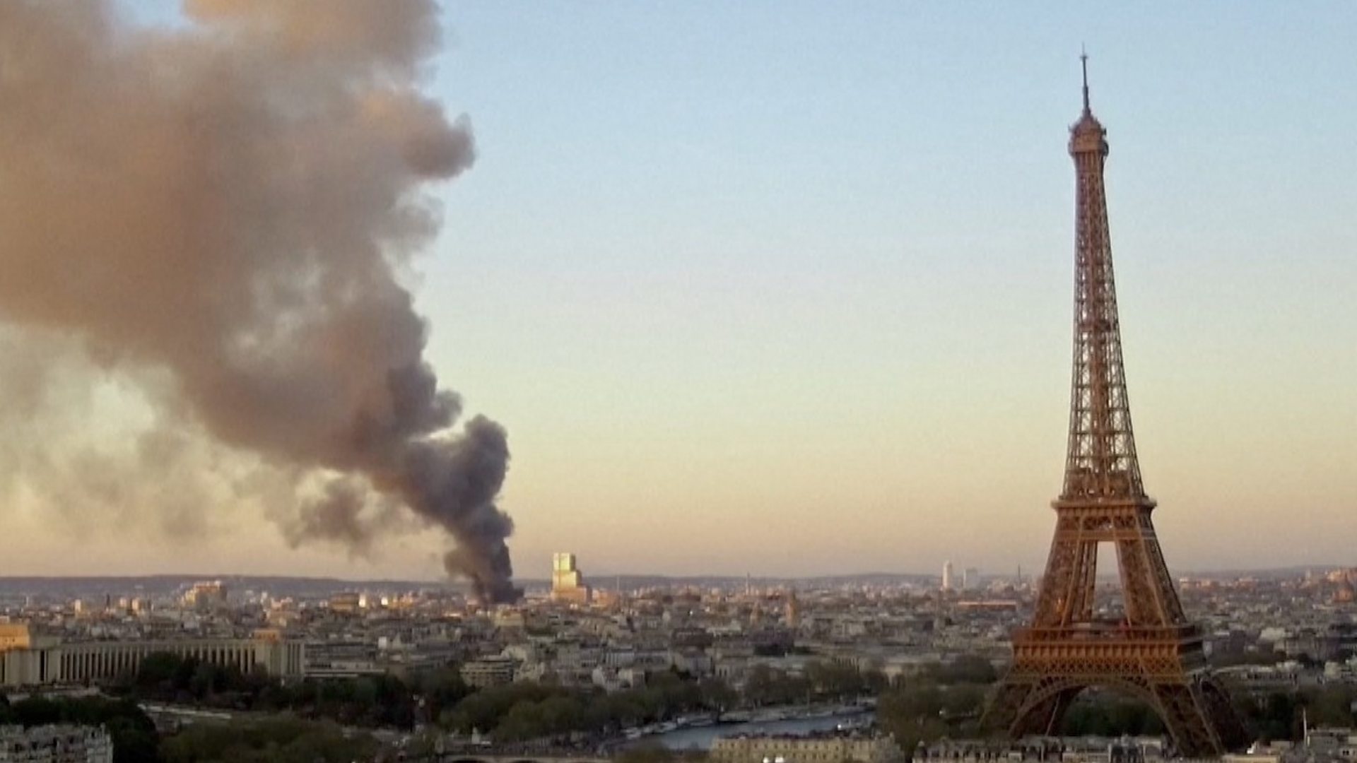 incendie - Une épaisse colonne de fumée noire sur l'horizon parisien après un incendie majeur